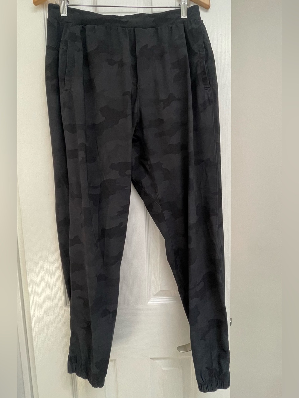 Lululemon Women’s Dark Gray Black Camo Joggers